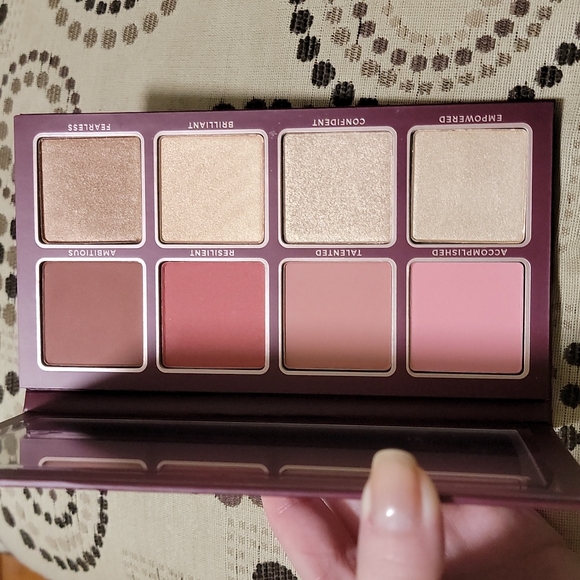 COPY - Beauty in a blinc Glow Getter Face Palette - Picture 3 of 3